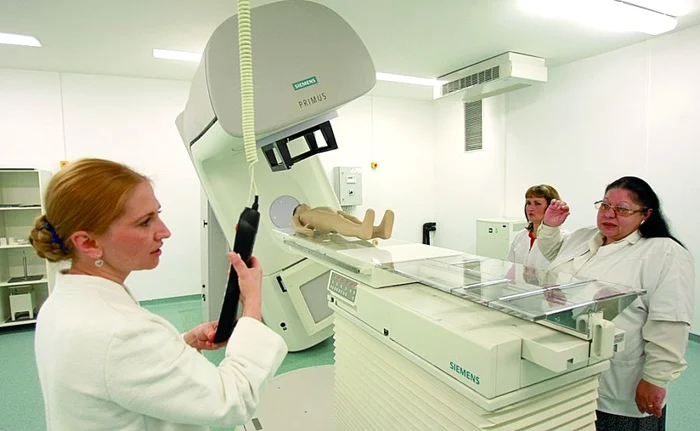 
    Echipamentele de radioterapie şi brahiterapie (n.r. iradiere direct pe tumoră) au fost instalate în România, la Spitalul Colţea din Bucureşti.  