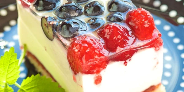prajitura cu crema de branza si fructe de padure