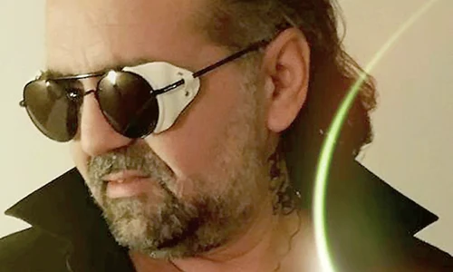 Daniel Iordăchioaie are ”ochelari de cal”, care l protejează de  soare și din lateral  Se pot găsi pe Internet, la categoria steampunk, și cu 100 de euro gif