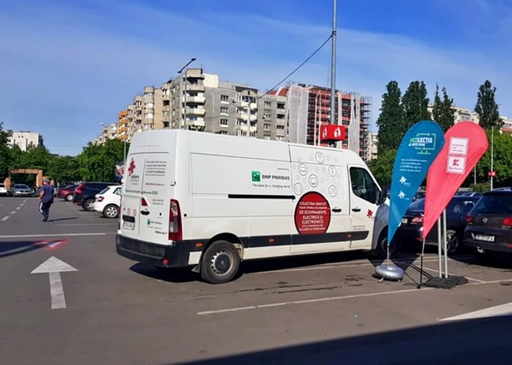 
    Mașina care colectează calculatoarele vechi se află sâmbăta în parcarea câte unui magazin Kaufland  