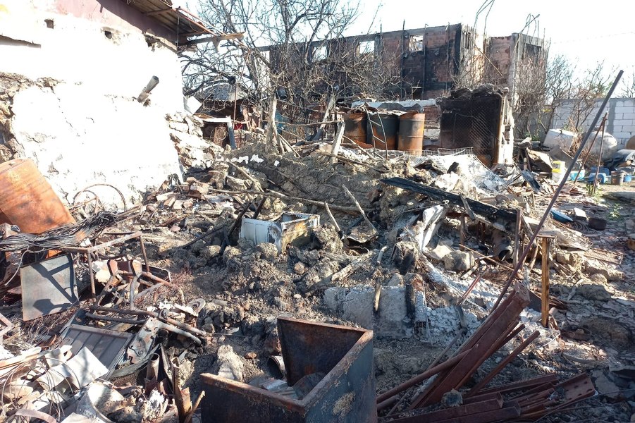 Sinistrații din Crevedia se uită-n van după banii de la Flagas. De unde a primit ajutor o familie rămasă pe drumuri