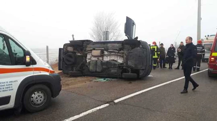 
    Microbuzul s-a răsturnat în comuna Lunca MureşuluiFoto: arhivă personală  