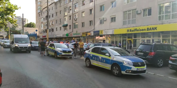 Maşini echipaje de Poliţie poliţişti scandal pe strada Cişmelei cartier Tomis Nord Constanţa Foto martor