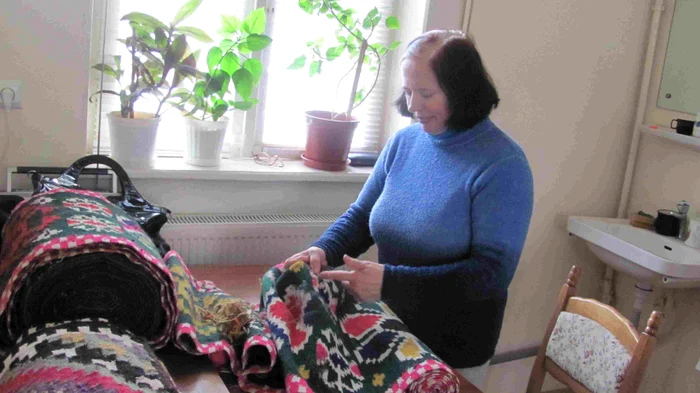 „Mâinile de aur” ale Costinei Vlad intervin miraculos asupra ţesăturii degradate Foto Ştefan Borcea