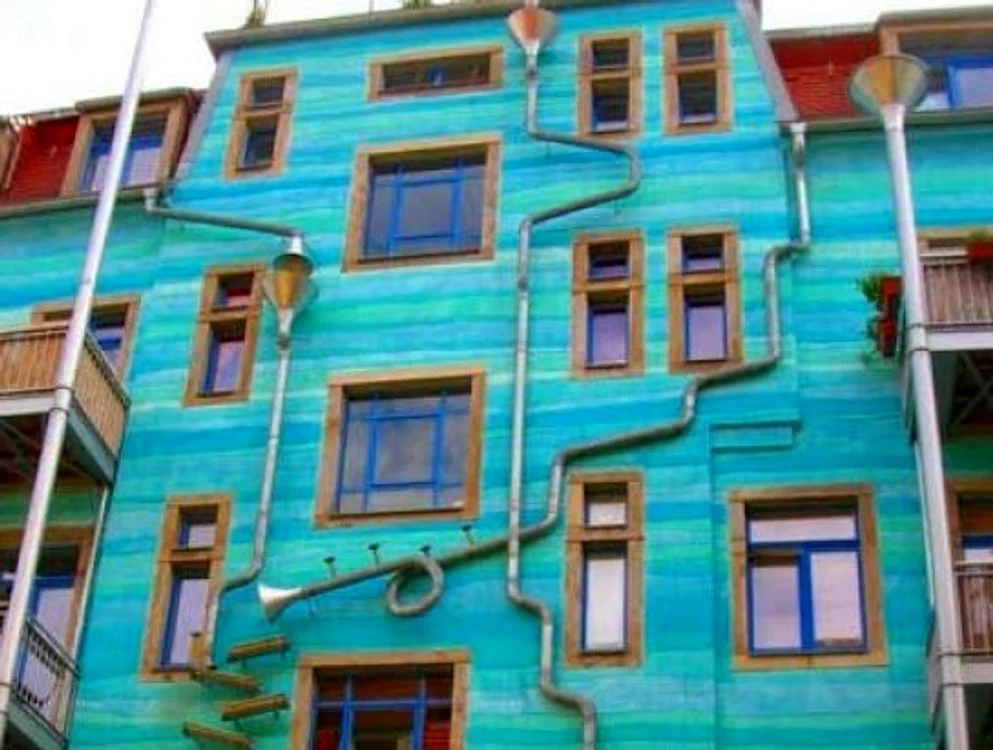 
    Clădirea care cântă se află în oraşul german Dresda.  