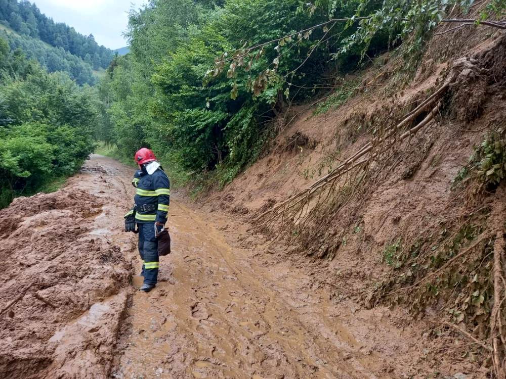 Alunecări de teren la Moieciu FOTO ISU Braşov