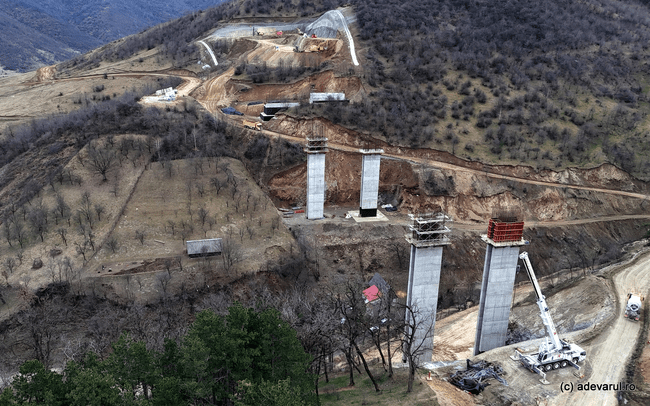 Kilometrul zero al Autostrăzii Sibiu – Pitești. Tunelul Boița prinde contur printre viaductele aflate în construcție   
