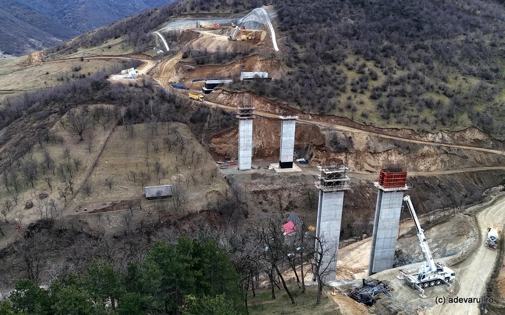 Kilometrul zero al Autostrăzii Sibiu – Pitești. Tunelul Boița prinde contur printre viaductele aflate în construcție