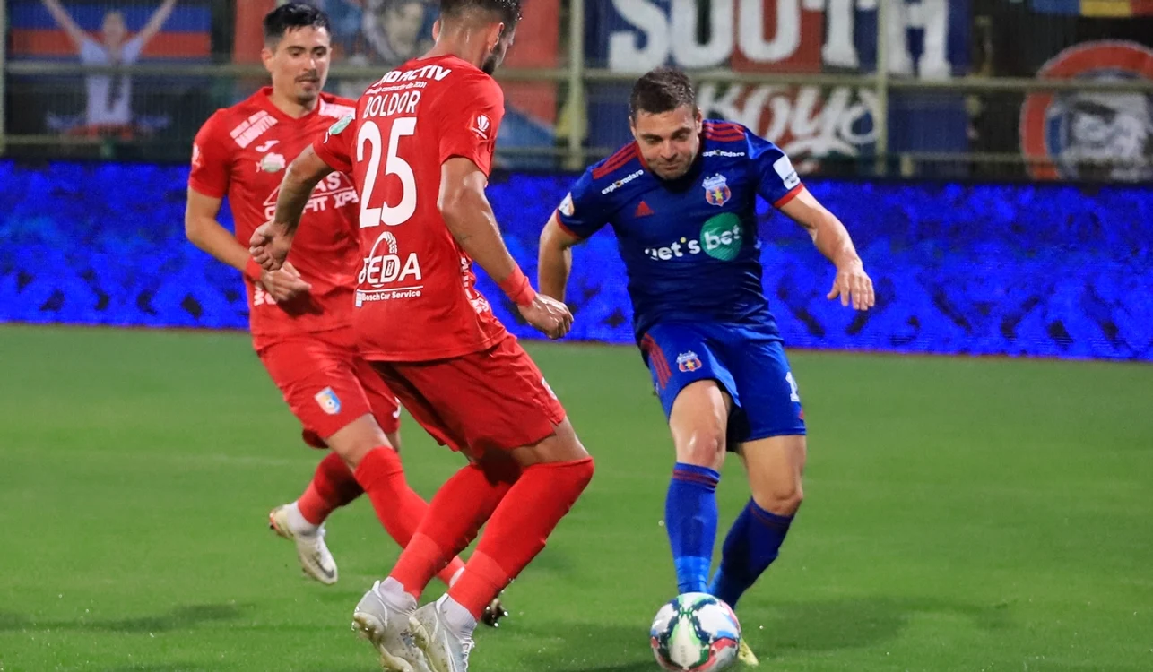 Adi Popa (în albastru) a marcat golul Stelei, în ultimul meci din Cupă (FOTO: Sportpictures)