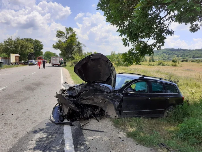 Accident rutier mortal pe DN67 la Milostea - Vâlcea cu un deces şi patru răniţi printre care şi copii Foto Adevărul