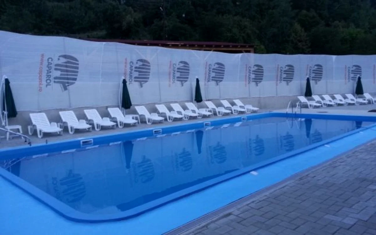 În comuna Romuli, autorităţile locale au amenajat o piscină încălzită FOTO: Ioan Monita