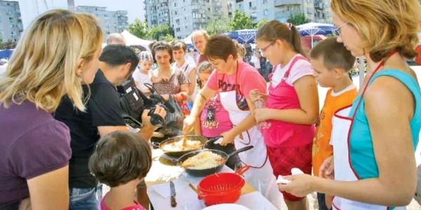 Mariana (în centru, cu şorţ alb), un master-chef în acţiune  