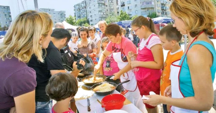 Mariana (în centru, cu şorţ alb), un master-chef în acţiune  