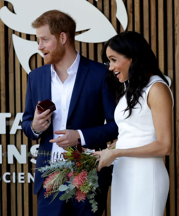 Meghan a ales pentru această ocazie o rochie albă fără mâneci, mulată pe corp