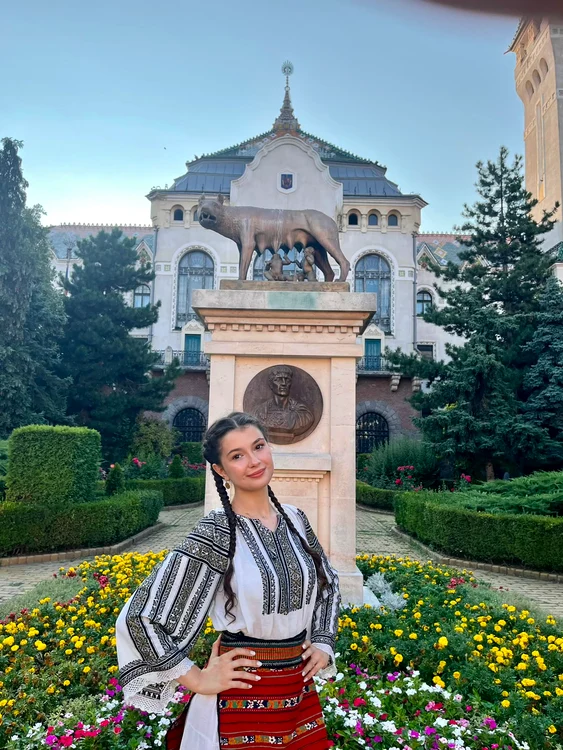 tanara_in_costum_popular_in_fata_unei_statui_foto_arhiva_daria_moanta