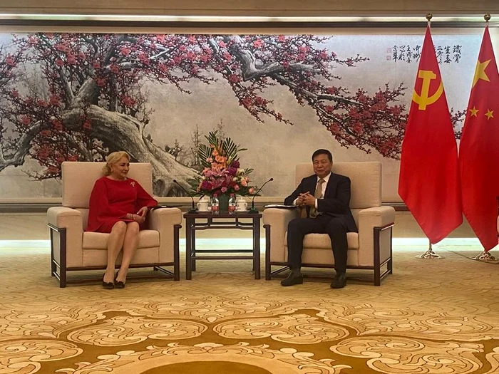 Viorica Dăncilă alături de viceministrul chinez de Externe, Qian Hongshan