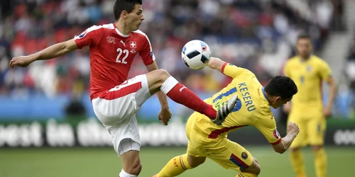 Fază de joc din timpul meciului România - Elveţia la Euro 2016. FOTO AP