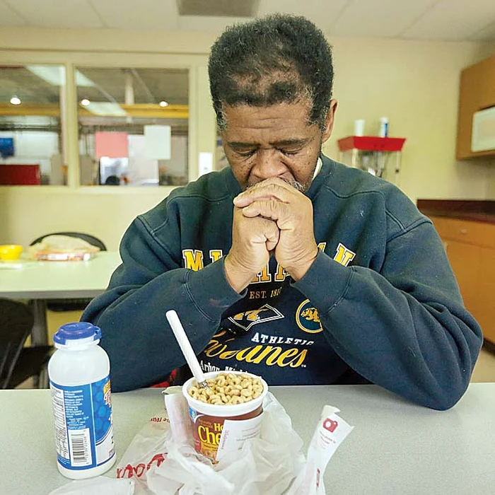 După 6 ore de mers pe jos, bărbatul mănâncă ceva şi se apucă de muncă