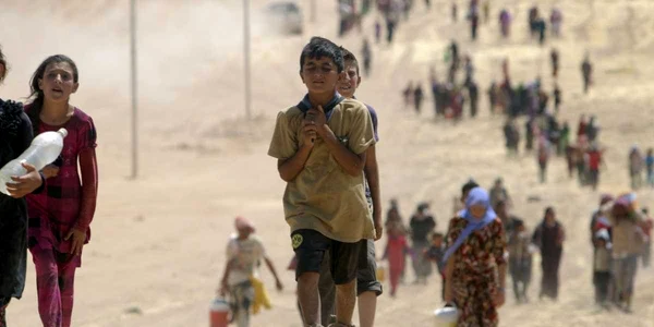 Refugiaţi din minoritatea Yazidi fug din oraşul Sinjar