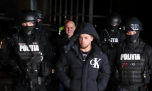 Horatiu Potra este escortat de politisti la IPJ Prahova  Foto Inquam Photos  George Calin (6) jpg