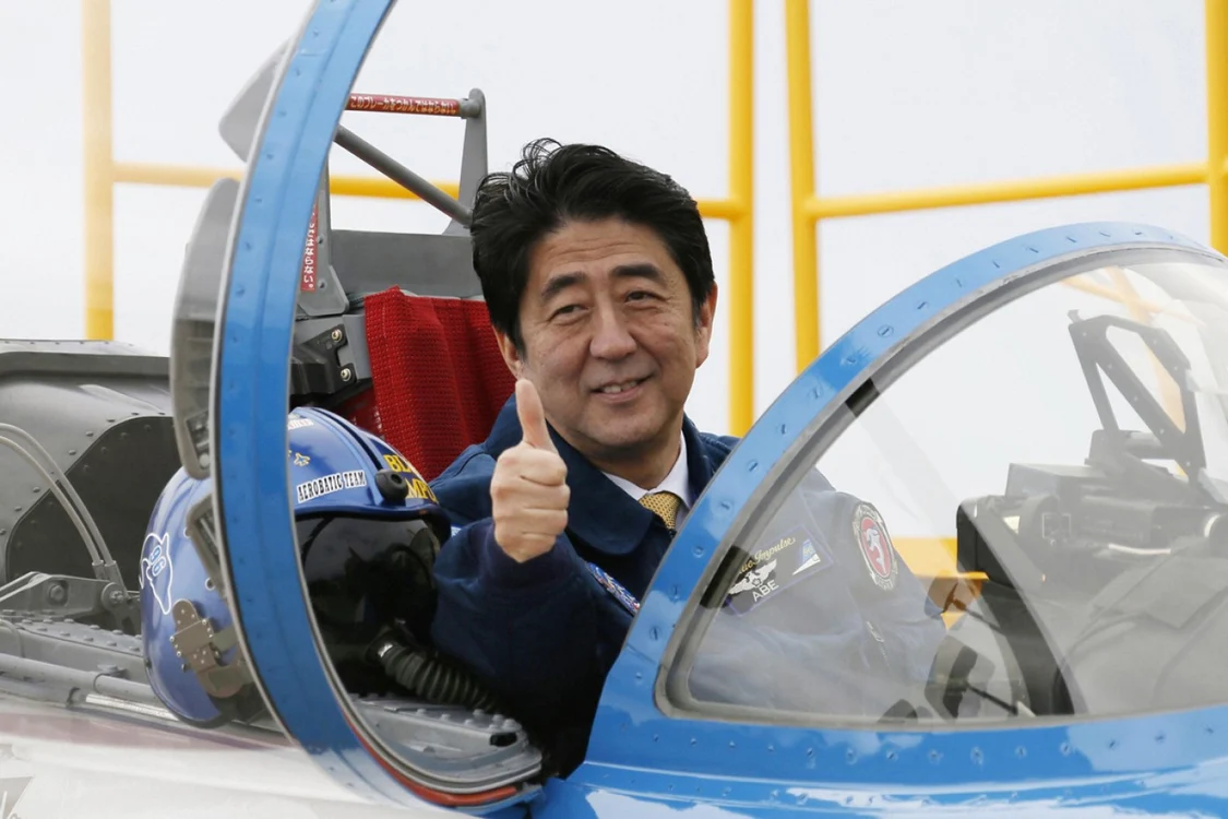 Shinzo Abe, premierul japonez, într-un avion al armatei nipone. FOTO Reuters