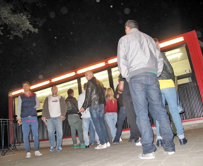 Inimă de suporteri: la coadă, după miezul nopţii, pentru echipa naţională