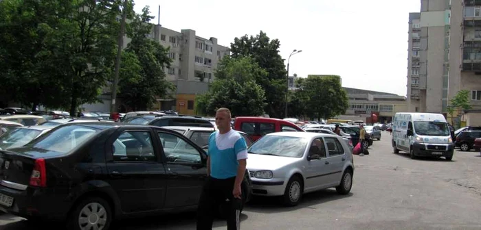 Parcarea din spatele blocurilor Fortuna este una dintre cele mai aglomerate din Pitești