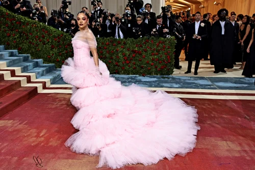 Tessa Thompson participa Met Gala 2022 muzeul Metropolitan de Artă din NewYork FOTO Getty images