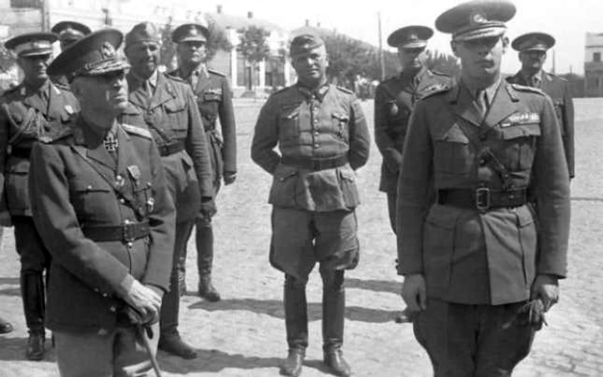 Regele Mihai şi mareşalul Antonescu (stânga)