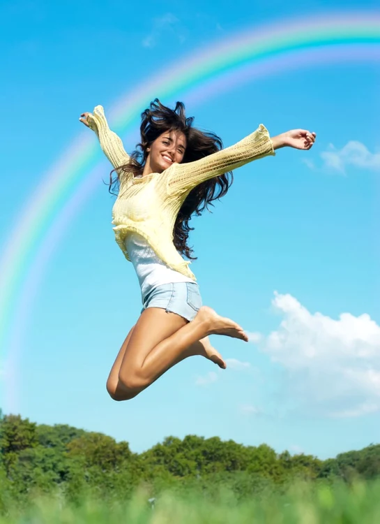 Energie și vitalitate: tânără care face o săritură în aer fericită Foto Shutterstock