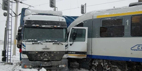 Trenul a intrat în camion aproape de cabina şoferului