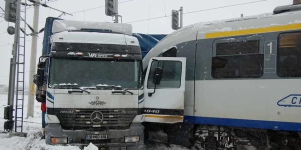 Trenul a intrat în camion aproape de cabina şoferului