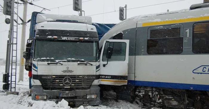 Trenul a intrat în camion aproape de cabina şoferului
