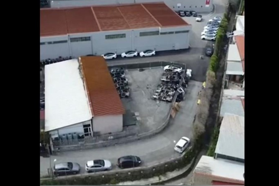 Mai multe mașini Tesla au ars la o reprezentanță de lângă Roma. Este al doilea incendiu în doar o săptămână. Ce suspectează autorităţile