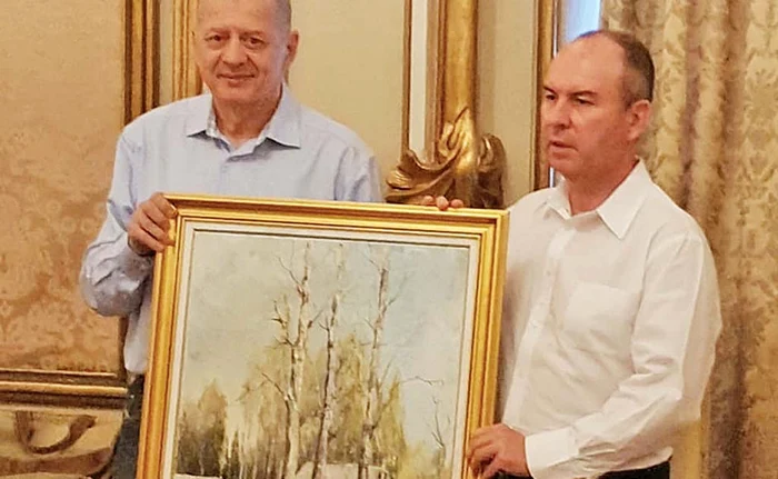 Octavian Ursulescu și tabloul „La mesteceni”, dăruit de Cătălin Zisu