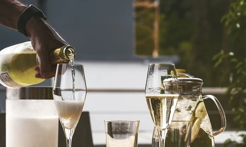 Sa╠årba╠åtorile s╠ªi Ocaziile deosebite pentru a savura S╠ªampania jpg