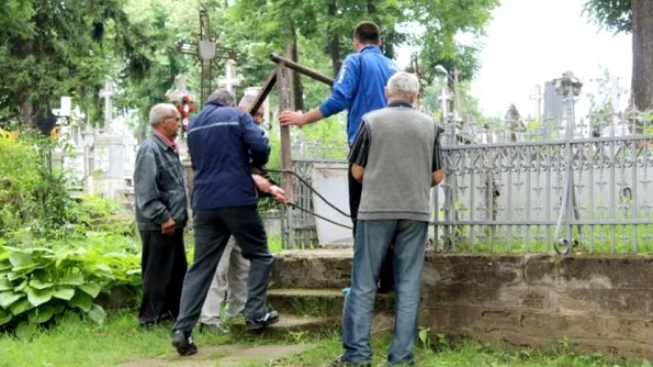 Mormântul lui Mihail Kogălniceanu a ajuns depozit pentru materiale de construcţii şi biciclete jpeg