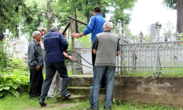 Mormântul lui Mihail Kogălniceanu a ajuns depozit pentru materiale de construcţii şi biciclete jpeg