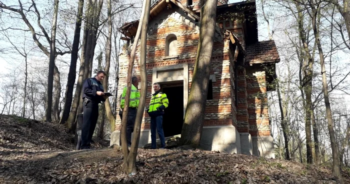 Cadavrul mumificat a fost găsit de un copil FOTO: Denis Grigorescu