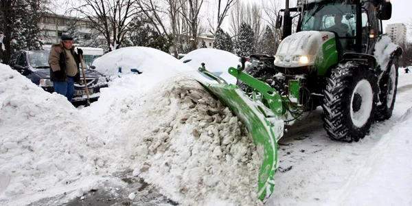 Utilajele firmelor de deszăpezire îndepărtează mormanele de zăpadă