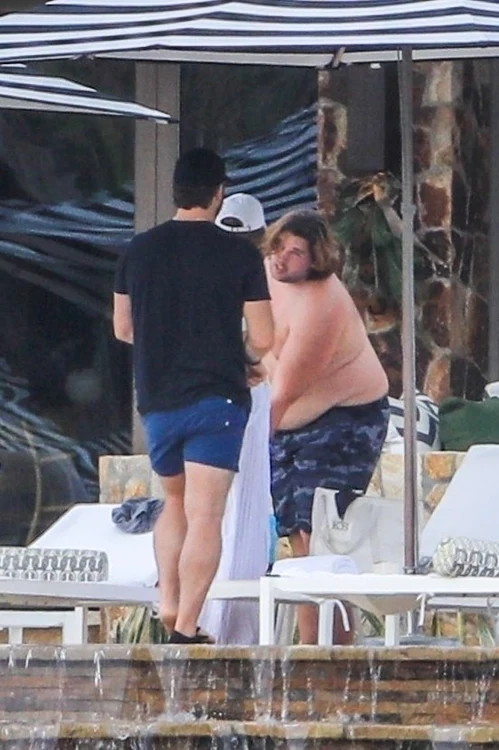 Christopher are 1,81 metri înălţime şi cântăreşte aproape 140 de kilograme