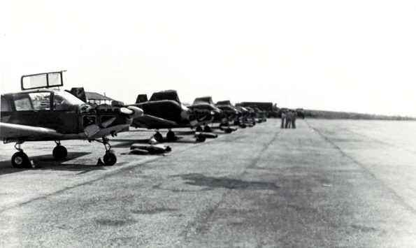 Escadrila de avioane IAR-823 pe aerodromul din Negage, septembrie 1981 (foto: Colecția Valeriu Avram)