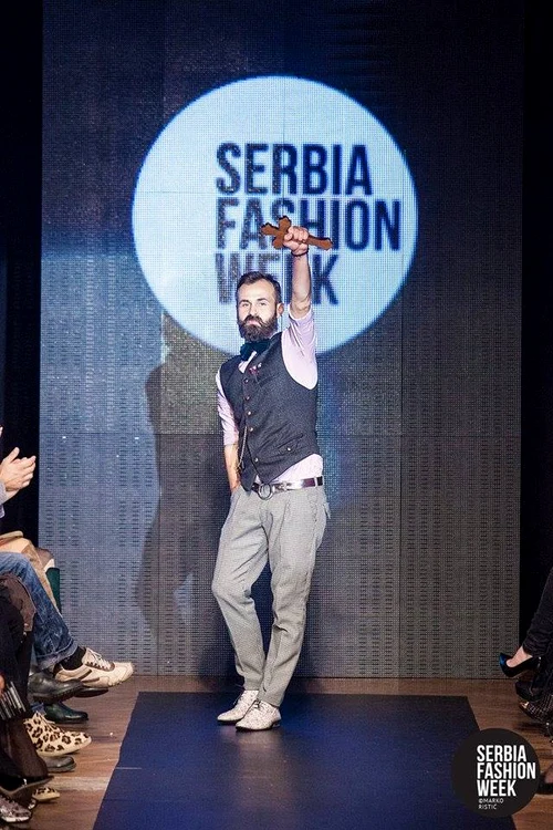 
    Una din creaţiile cu care Florin Dobre a impresionat publicul de la Serbia Fashion WeekFoto Arhivă Personală  