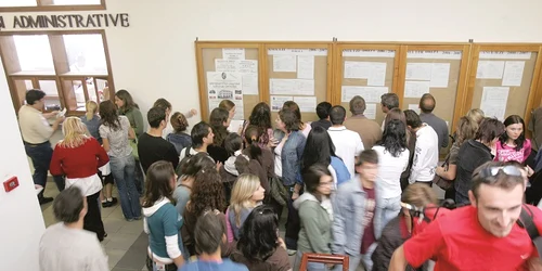 Absolvenţii claselor a IX-a sunt aşteptaţi la colegiile şi şcolile profesionale