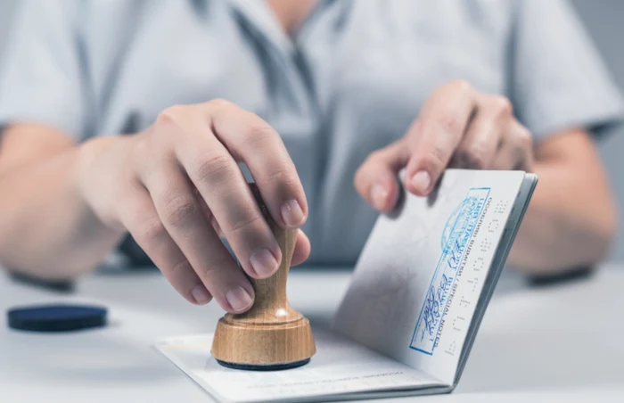 12 români au prezentat adeverințe Covid false la aeroportFoto: Shutterstock