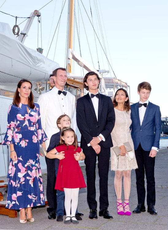 Alexandra, a doua din dreapta, alături de cei doi fii ai ei, Prințul Joachim și Prințesa Marie