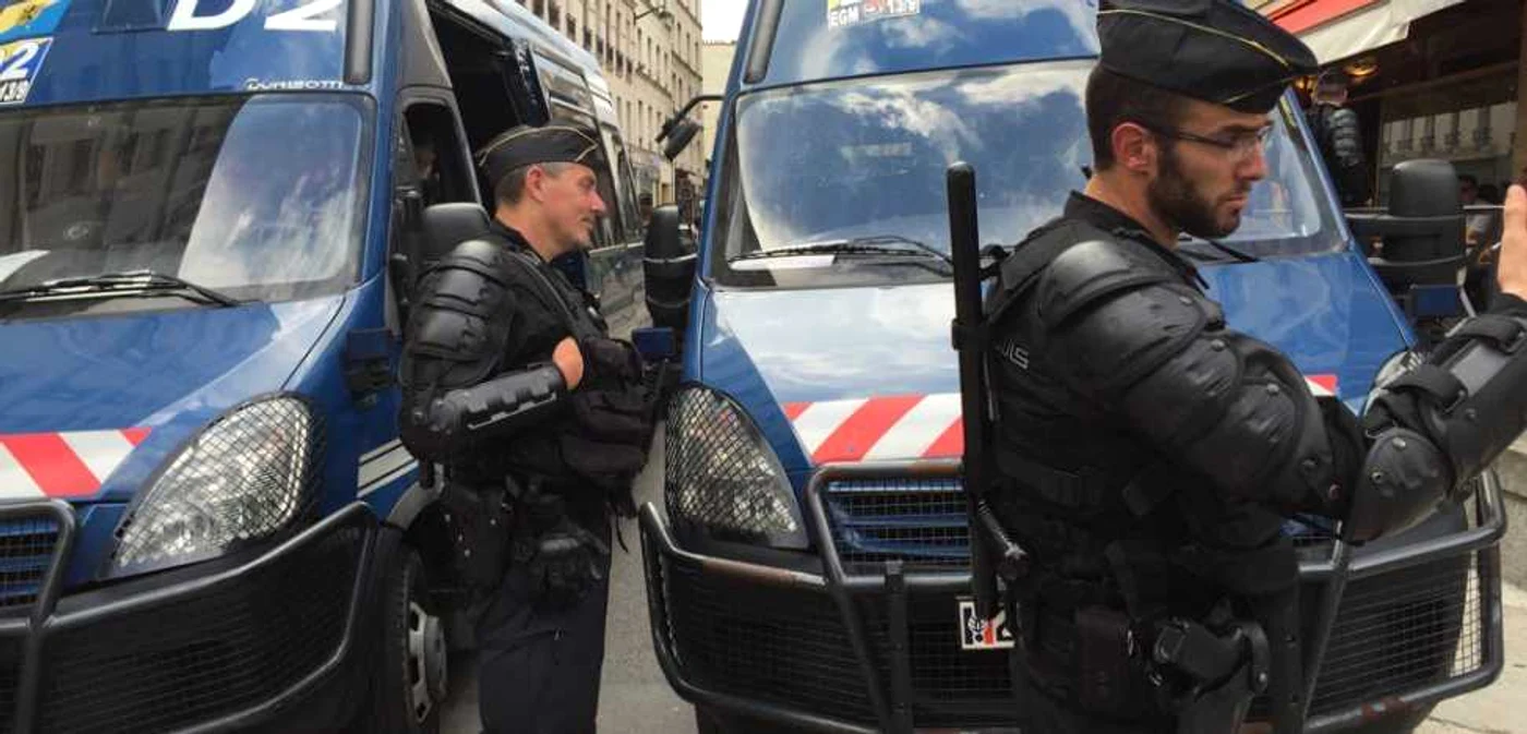 Forte de ordine mobilizate la Paris FOTO Twitter @carolinedehaas