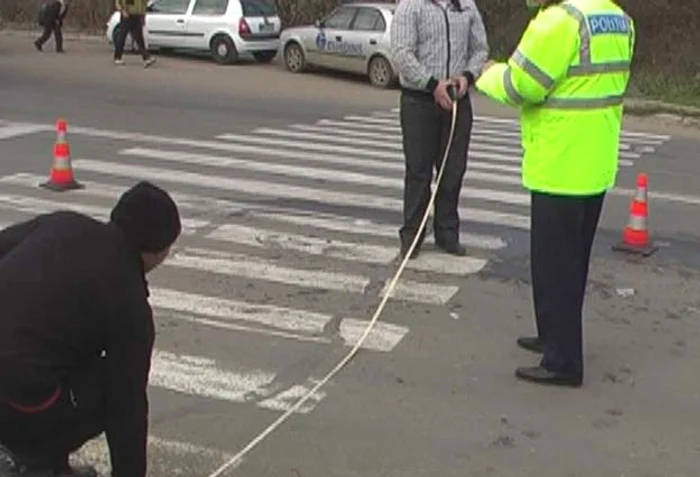 Tânăra a fost călcată pe trecea de pietoni de un TIR