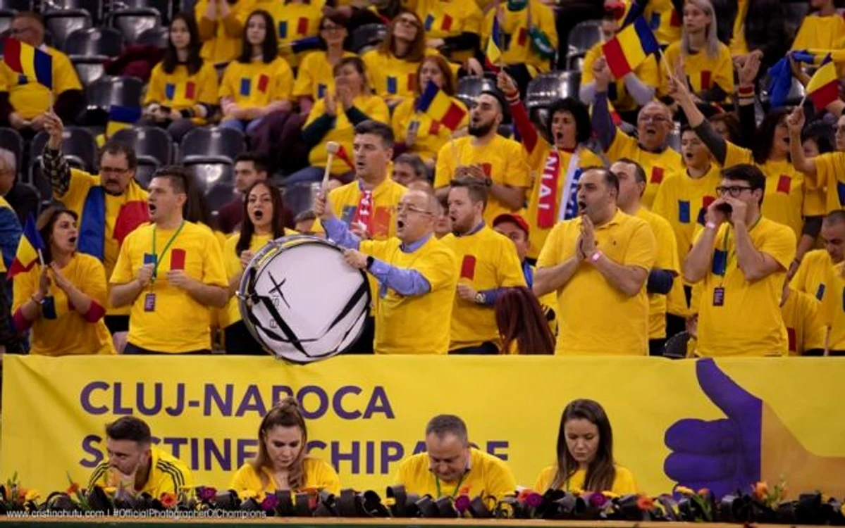 Emil Boc a bătut toba timp de 7 ore la Fed Cup. FOTO: Federaţia Română de Tenis