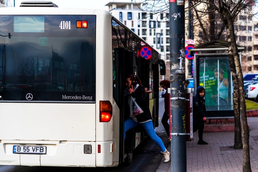 Pe unde se coboară din mijlocul de transport în comun
